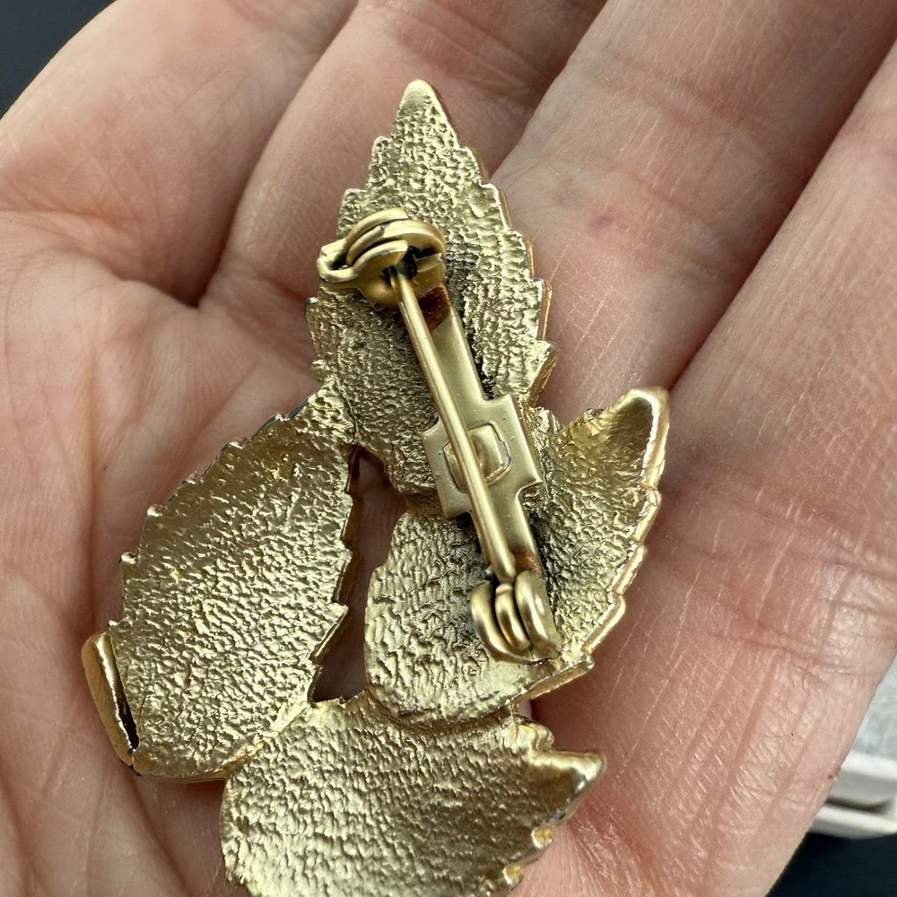 VINTAGE BRUSHED GOLD TONE LEAF LEAVES BROOCH PIN 1 3/4